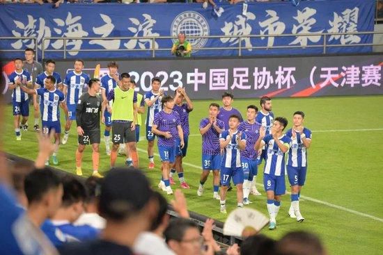 1946年冬，苏北三战三捷后，我华东野战军计谋退却到山东境内。敌74师觉得我军溃败，共同蒋军20万人向临沂推动，企图与济南之敌对我造成南北夹击。沈振新（张伐 饰）部奉华野唆使，起首打响了莱芜战争并获得成功。连长石东根（杨在葆 饰）战后醉酒策马疾走，遭沈振新厉斥，石酒醒后自责。阿菊（张桂兰 饰）千里寻夫来到山东找杨军（宋桂馥 饰），要求从军报仇，此时国平易近党己集结几十万年夜军在沂蒙山区，逼我军与其决战，张灵甫（舒适 饰）的74师首当其冲。我华野以神速对敌实行反包抄，疆场就在蒙阴孟良崮。战役中，团长刘胜（里坡
